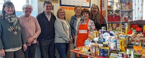 Sie freuen sich über die großzügige Spende: (von links) Veronika Ladner, Zweite Vorsitzende der Frauengemeinschaft Stephanskirchen, Elisabeth Bartl, Leiterin der Tafel Rosenheim, Georg Baumann, Gertraud Schiffer, Vorsitzende der Frauengemeinschaft, Ella Helm, ehrenamtliche Helferin in der Tafel, links dahinter Martha Fischbacher, Schriftführerin der Frauengemeinschaft, daneben Rosina Eiwen, Kassenwartin der Gemeinschaft. Foto Mayer