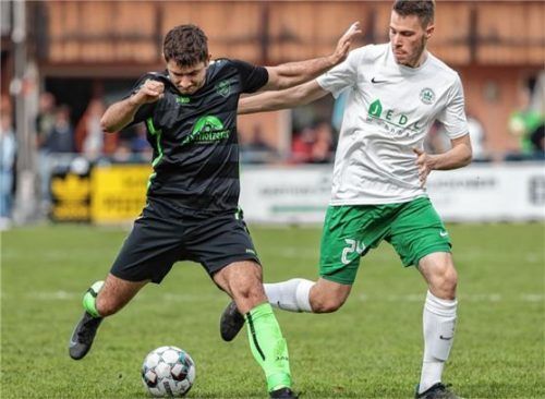 Siegsdorfs Paul Wittmann (links) schirmt den Ball vor dem Waldperlacher Luca Mancusi ab.Foto Hans Weitz