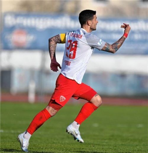 So jubelte Aleksandro Petrovic nach dem Tor zur Buchbacher 1:0-Führung. Fotos Johannes Traub