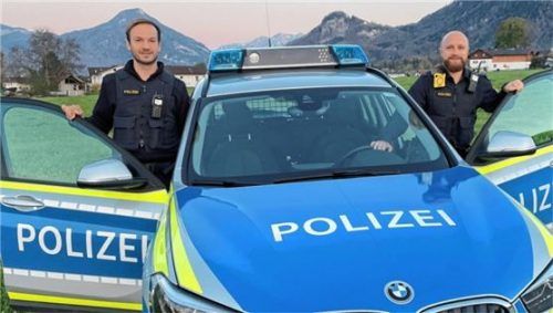 Sondereinsatz am Ostersonntag: Polizeimeister Florian Staber (links) und Polizeiobermeister Manuel Stölzel brachten den 54-jährigen mit Blaulicht und Sirene nach München. Foto Polizeipräsidium Oberbayern Süd
