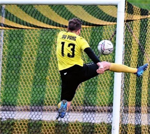 Spektakulär, aber erfolglos: Markus Hacke hätte den SV Pang in dieser Szene früh in Führung bringen können, brachte den Ball aber nicht im Tor unter. Foto Ziegler