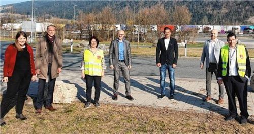Sprechen sich gemeinsam für bessere Arbeitsbedingungen für Lkw-Fahrer aus: (von rechts) David Merck, Petr Anican, Benjamin Praxmarer, Günter Zellner, Diana Stachowitz, Bernhard Stiedl und Ronja Endres. Foto re