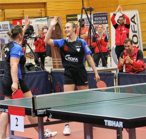 Svetlana Ganina (links) und Naomi Pranjkovic hatten am Sonntag Grund zum Lachen,gewannen sie doch ihr Doppel zur Kolbermoorer 2:0-Führung.Foto Gerhard Erlich