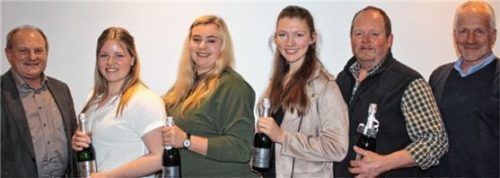 SVU-Vorstand Wolfgang Hirn (rechts) und Bürgermeister Jochen Englmeier (links) würdigten die Erfolge des Unterneukirchener Weitenteams Sandra Neugirg, Annalena Leitner, Antonia Meindl vom SC Schwindkirchen und Trainer Christoph Neugirg aus Taufkirchen (von links).Foto Kamhuber