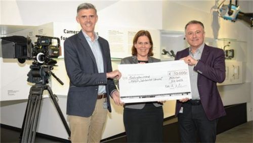 Symbolischer Scheck über die Spende von 50000 Euro erhielt Verena Dietl, Münchens Dritte Bürgermeisterin, von den Arri-Vorstandsmitgliedern Dr. Matthias Erb (von links) und Dr. Michael Neuhäuser.Foto Arri