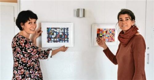 Tina Matousek (links), Projektleiterin des AWO-Mehrgenerationenhauses, und Kreativtherapeutin Claudia Dillen zeigen die Werke der Patienten des kbo-Inn-Salzach-Klinikums. Foto re