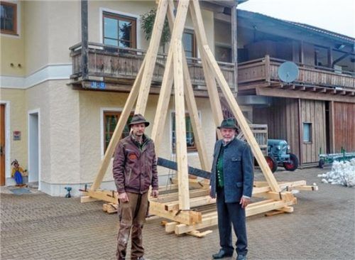Trachtenvorsitzender Peter Sattlberger (links) und Ehrenvorsitzender Hans Sattlberger mit dem neuen Maibaumbock, der das Aufstellen unterstützt. Foto Hötzelsperger