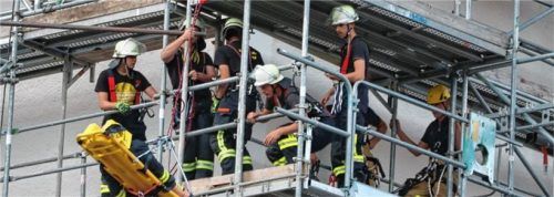 Trainieren für den Ernstfall: Das Gerüst am Frasdorfer Kirchturm ermöglichte den Höhenrettungsgruppen der Feuerwehren, das Bergen verletzter Personen aus großen Höhen zu üben. Foto Rehberg