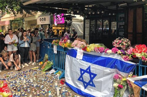 Trauer und Gedenken an der Bar Ilka: Menschen gedenken der Opfer des Anschlags in Tel Aviv.Foto  Geyer