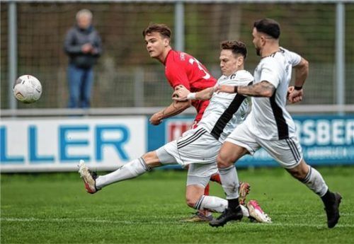 Traunsteins Julian Höllen (hinten) erzielt in dieser Szene das 2:1 für den SB Chiemgau.Foto Hans Weitz