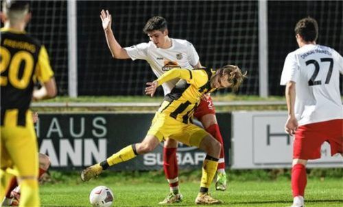 Traunsteins Michael Angerer im Duell gegen den Freisinger Luka Brudtloff (vorne).Foto Hans Weitz