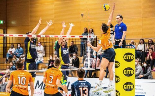 Unfassbar hoch: Mühldorfs Juro Petrusic (15) war teilweise selbst durch einen Doppelblock nicht aufzuhalten. Verdient wurde er zum MVP gewählt.Foto Bartsch