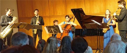 Ungewöhnliche Besetzung: (von links) Jure Knez (Baritonsaxofon), Edoardo Zotti (Tenorsaxofon), Juian Riem (Klavier), Raphaela Gromes (Violoncello), Ricarda Fuss (Altsaxofon) und Claus Hierlkusch (Sopransaxofon). Foto Füchtner
