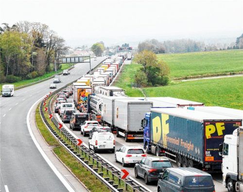 „Untragbar“: Stillstand zwischen Ausfahrt Irschenberg und dem Inntaldreieck während der gestrigen Lkw-Blockabfertigung bei Kufstein. Foto Reisner