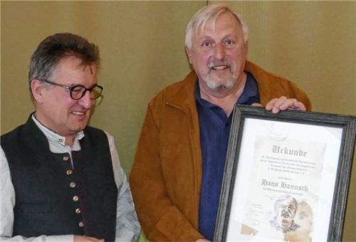 Vereinsvorsitzender Stefan Sporer ernennt seinen Vorgänger Hans Hanusch (rechts) für dessen herausragende Vereinstätigkeit zum Ehrenvorsitzenden. Hans Hansuch war 16 Jahre Vorsitzender und vier Jahre Stellvertreter.