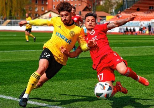 Voller Einsatz: Thomas Steinherr, Torschütze zum 2:0 für 1860 Rosenheim, im Zweikampf mit Bayreuths Marcel Götz. Foto Peter Kolb