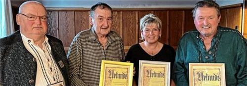 Vorsitzender Franz Draxinger (links) ehrt für 40 Jahre Vereinszugehörigkeit Adolf Draxinger (Zweiter von links) und Alexander Draxinger. Für 25 Jahre erhielt Sabina Draxinger ebenfalls eine Urkunde.Foto re