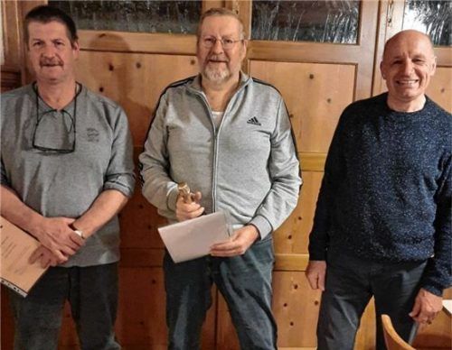 Vorsitzender Josef Sedlbauer (rechts) ehrt Peter und Leonhard Seiderer. Foto re