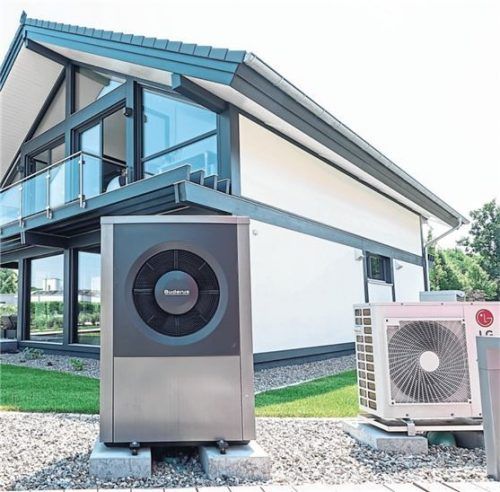 Wärmepumpen sind in privaten Neubauten der neue Heizungsstandard. Für Altbauen sind sie aber noch nicht immer das Richtige. Foto picture alliance/dpa/dpa-tmn|Daniel Maurer