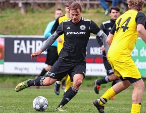 Wagings Andreas Kamml (am Ball) verhalf den Seerosen mit seinem Treffer zum zwischenzeitlichen 2:0 zum Sieg gegen den SV Tüßling. Foto Butzhammer