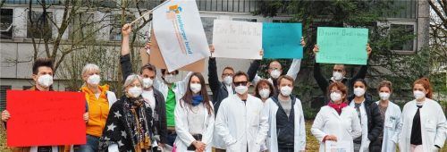 Warnstreik für mehr Gehalt: Auch am Wasserburger Inn-Salzach-Klinikum folgten Ärzte dem Aufruf ihrer Gewerkschaft. Foto Weithofer