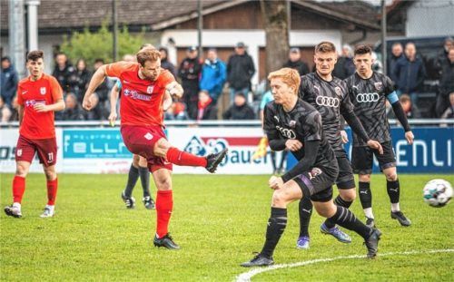 Wasserburgs Routinier Maxi Hain – hier versuchte er es mit einem Distanzschuss – köpfte eine Ecke von Leon Simeth (links) zum 1:0-Heimsieg in die Maschen.Foto John Cater