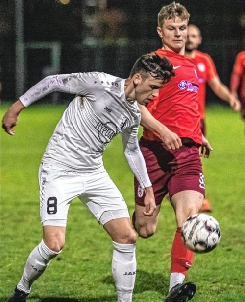 Wasserburgs Winter-Neuzugang Georg Reiter (in Rot) verpasste bei seinem Startelf-Debüt in der Bayernliga die Chance auf den zwischenzeitlichen Ausgleich.Foto John Cater