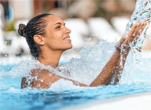 Wassertemperaturen bis zu 36 Grad laden zum genussvollen Bad ein. Foto djd-k/Obermain Therme Bad Staffelstein/Ronny Kiaulehn