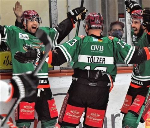 Weg: Alexander Höller (links) jubelte über seine 81 Tore bei den Starbulls Rosenheim. Foto  Hans-Jürgen Ziegler