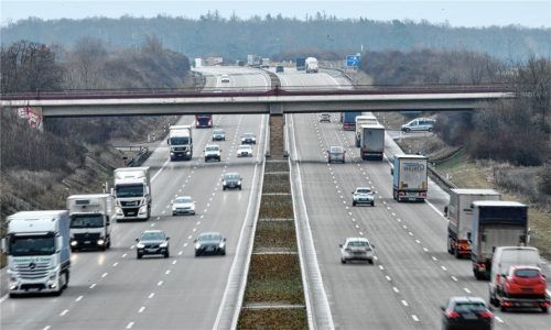 Wer die Richtgeschwindigkeit von 130 Stundenkilometern auf Deutschlands Autobahnen überschreitet, muss bei einem Unfall zumindest mit einer Mitschuld rechnen.Foto picture alliance/dpa/dpa-Zentralbild/Martin Schutt