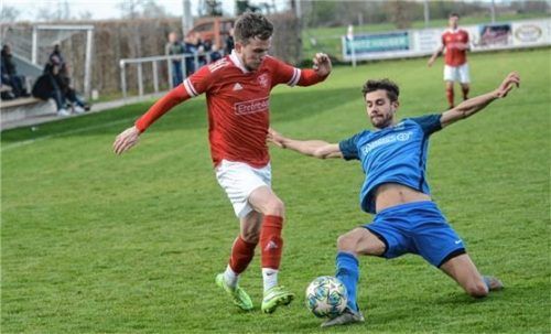 Westerndorfs Fabian Martinus (links) im Zweikampf mit einem Langengeislinger Abwehrspieler.Foto Franz Ruprecht