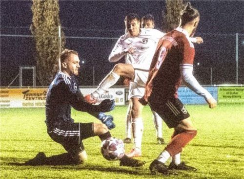 Westerndorfs Keeper Simon Rott verhindert einen Treffer von SG-Stürmer Felix Wieser. Foto  Johannes Wimmer