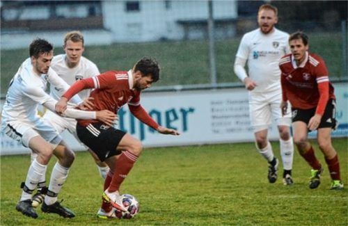Westerndorfs Luca Leupolz schirmt den Ball ab. Rechts Torschütze Torben Gartzen.Foto Franz Ruprecht