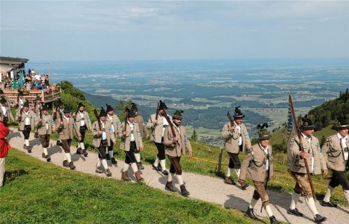 Wie aus dem bayerischen Bilderbuch: Die Aschauer Gebirgsschützen auf dem Weg zum Kampenwandgottesdienst. Nach einer Pause während der Pandemie kann der Patronatstag heuer wieder stattfinden.Foto Rehberg