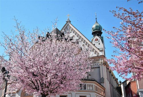 Wie in der Natur, wo die Bäume wie hier vor der Kirche St. Nikolaus in Rosenheim wieder frische Blüten bilden und somit nach dem düsteren Wintersozusagen eine Auferstehung feiern, symbolisiert für die Christen das Osterfest mit der Auferstehung von Jesu nach dem Tod am Kreuz am Karfreitag einen Neubeginn. Foto Schlecker