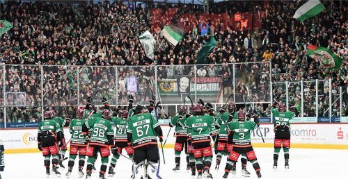 Wie seit zwei Jahren nicht mehr: Die volle Mangfallkurve bejubelt das Starbulls-Team. Foto Hans-Jürgen Ziegler