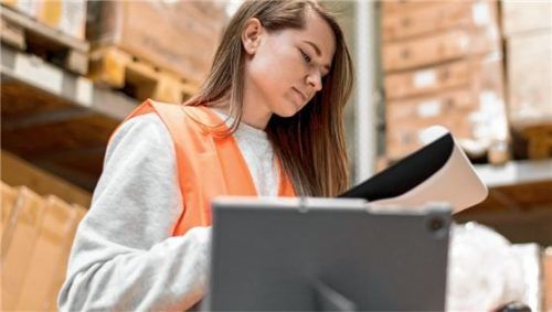 Wissen, wo sich was befindet: Lagerlogistiker. Foto freepik