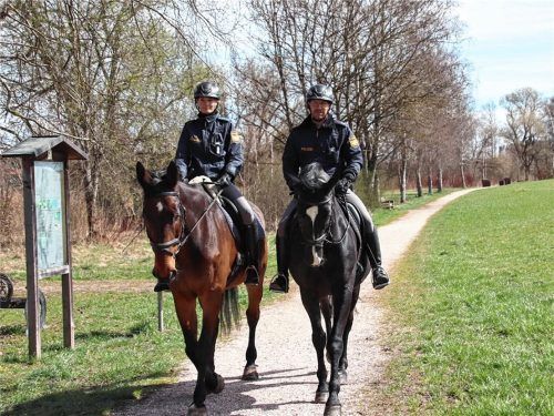 Zeigen Präsenz in Obing, auch um das Sicherheitsgefühl zu stärken: Polizeioberkommissar Florian Jabinger (rechts) auf Dienstpferd Lancelot und Polizeihauptmeisterin Bernadette Bamberger auf Champion.Foto  Auer