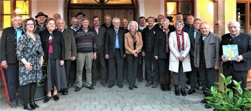 Zum 20-jährigen Bestehen des Historischen und Heimatvereins Pang wurden 24 Gründungsmitglieder von den Vorsitzenden Hans Demberger (rechts) und Peter Dinzenhofer (links) bei der Jahresversammlung beim Kirchenwirt in Pang geehrt. Foto  Knarr