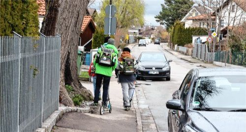 Zwei Meter breit soll der Bürgersteig an der Westseite der Karolinenstraße werden – es sei denn, Baumwurzeln stehen dem entgegen. Foto Hadersbeck