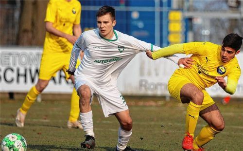 Zwischen dem SB Rosenheim (links Fikret Jahic) und dem FC Töging (rechts Riccardo Savarese) könnte es ein Ziehen und Zerren um einen Relegationsplatz in der Landesliga Südost geben.Foto Christian Butzhammer