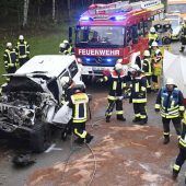 Jeep prallte auf geparkten Sattelzug