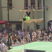 Stabhochspringer in Wasserburg vom Applaus getragen