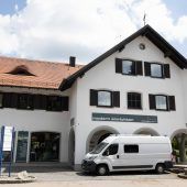 Polizisten mit Molotow-Cocktail beworfen
