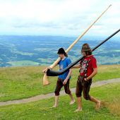 Mit Musikern und Kamera über die Alpen