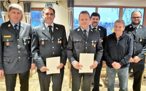 Bei der Ehrung: (von links) Kreisbrandinspektor Martin Gruber, die Jubilare Bernhard Kreuz und Hubert Lechner sowie Kommandant Martin Grad, Dritter Bürgermeister Helmuth Sachse und Kreisbrandmeister Franz Aichinger.Foto RE