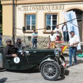 Im Oldtimer auf Bilderbuch-Fahrt
