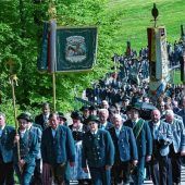 Rund 2000 Trachtler pilgern nach Maria Eck
