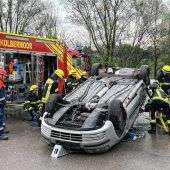 Kolbermoorer Wehr trainiert Ernstfall an Schrottauto