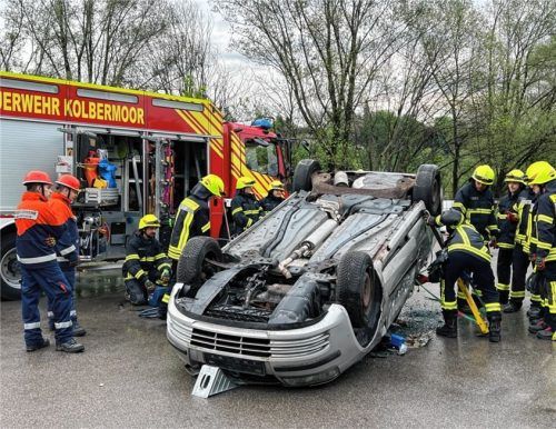 Bei einer Übung trainieren Kameraden der Kolbermoorer Feuerwehr, wie sie die Werkzeuge des Rüstwagens richtig anwenden, um technische Hilfe zu leisten. In der langen Nacht der Feuerwehr dürfen ihnen Interessierte dabei über die Schulter schauen. Foto  Gerlach